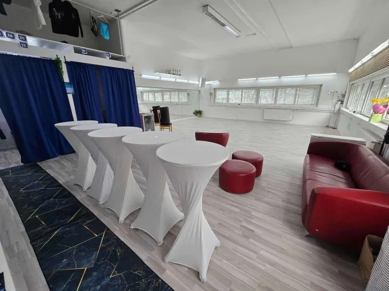 Cocktail : tables hautes à housse blanche dans une salle de réception