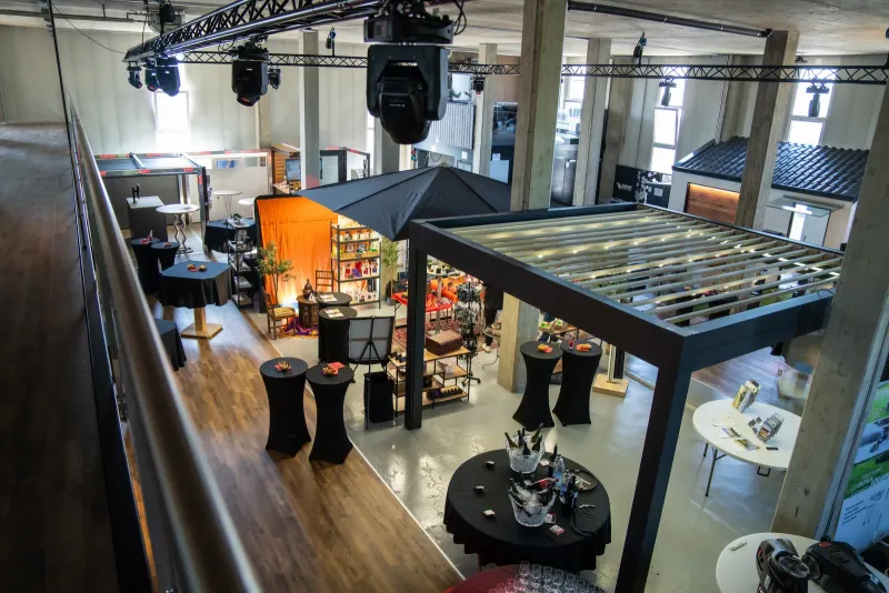Réception : tables hautes à housse noire lors de l'inauguration d'un showroom
